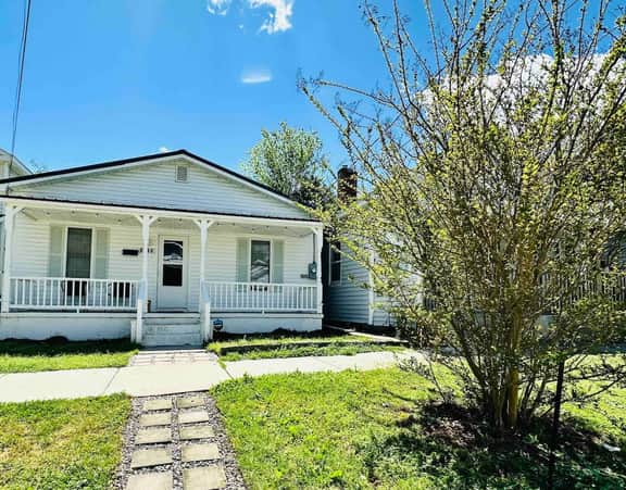 Orange Crush Cottage- Downtown, Beaches, & Dining