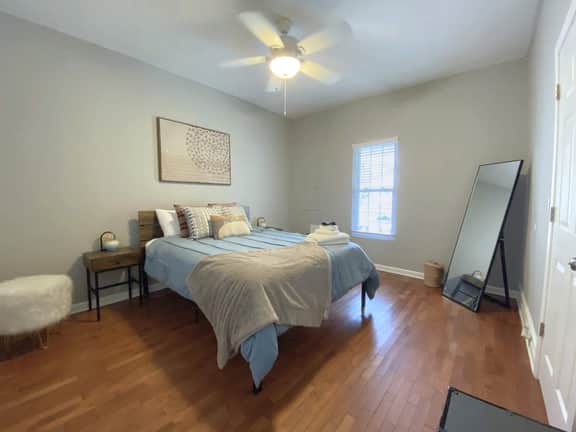Orange Crush Cottage- Downtown, Beaches, & Dining